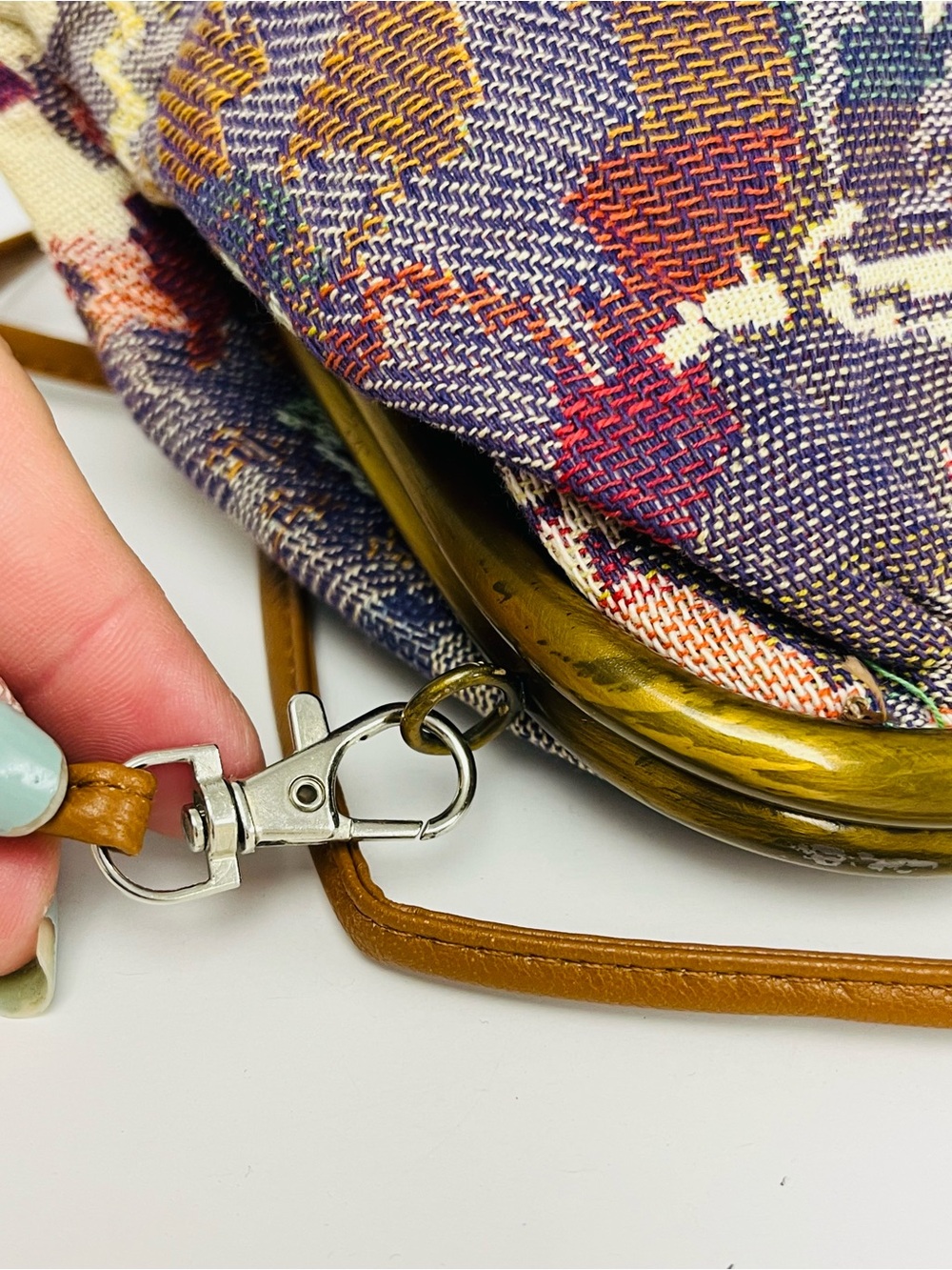 Vintage Kisslock Tapestry Crossbody Bag - Picture 4 of 7